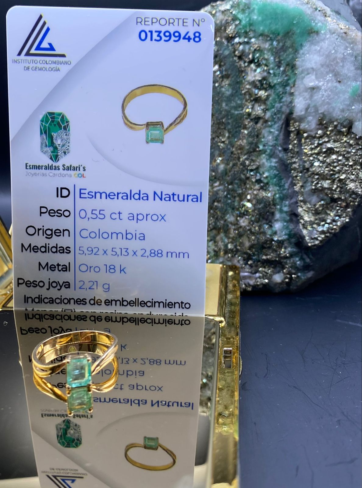 Anillo de oro 18.6k con Esmeralda Natural - Elegancia Atemporal.