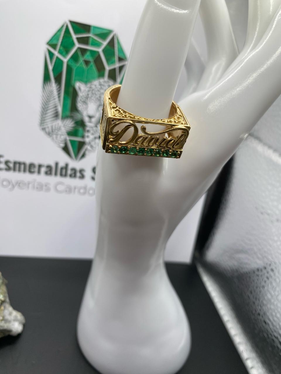 Anillo personalizado con Oro de 18.6K y Esmeraldas