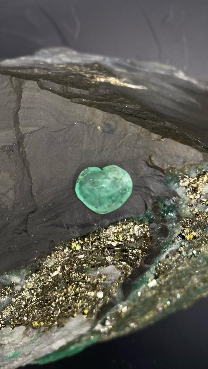 Piedra Esmeralda en forma de corazón