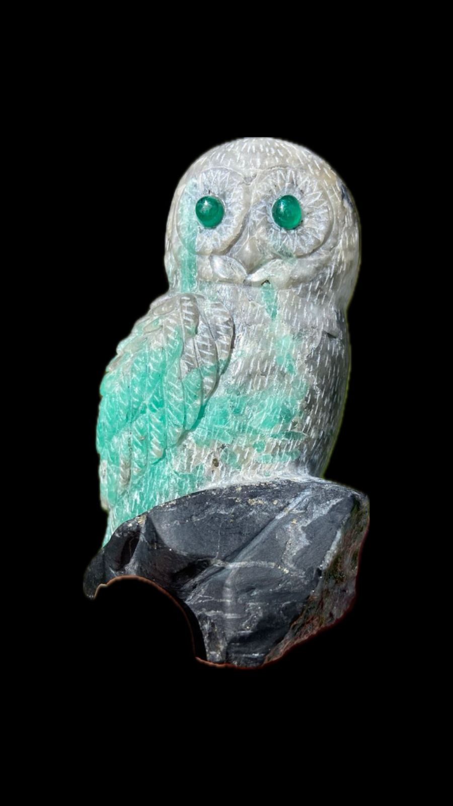 Búho tallado en piedra esmeralda