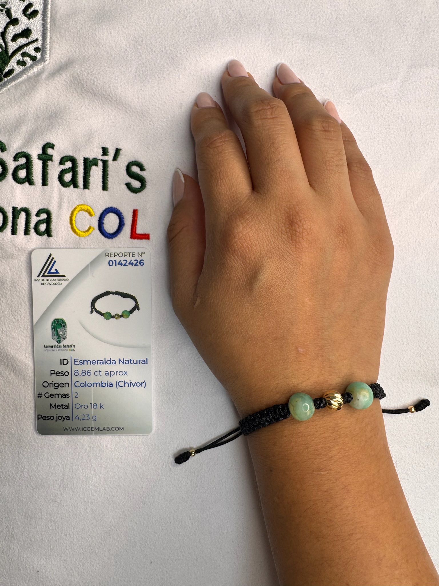 Pulsera tejida con esmeraldas y oro de 18.6K