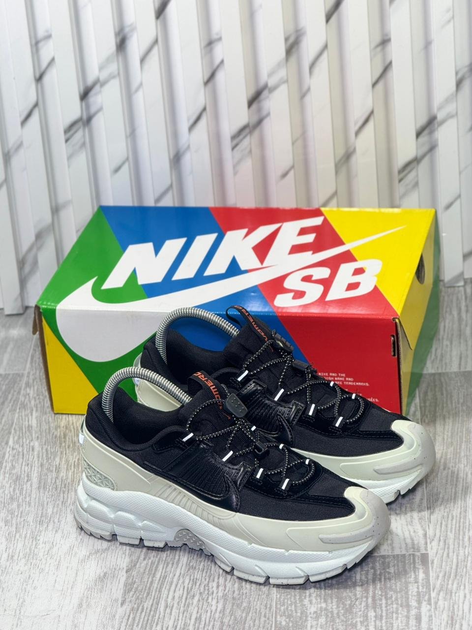 Nike - Blanca Beige Negras