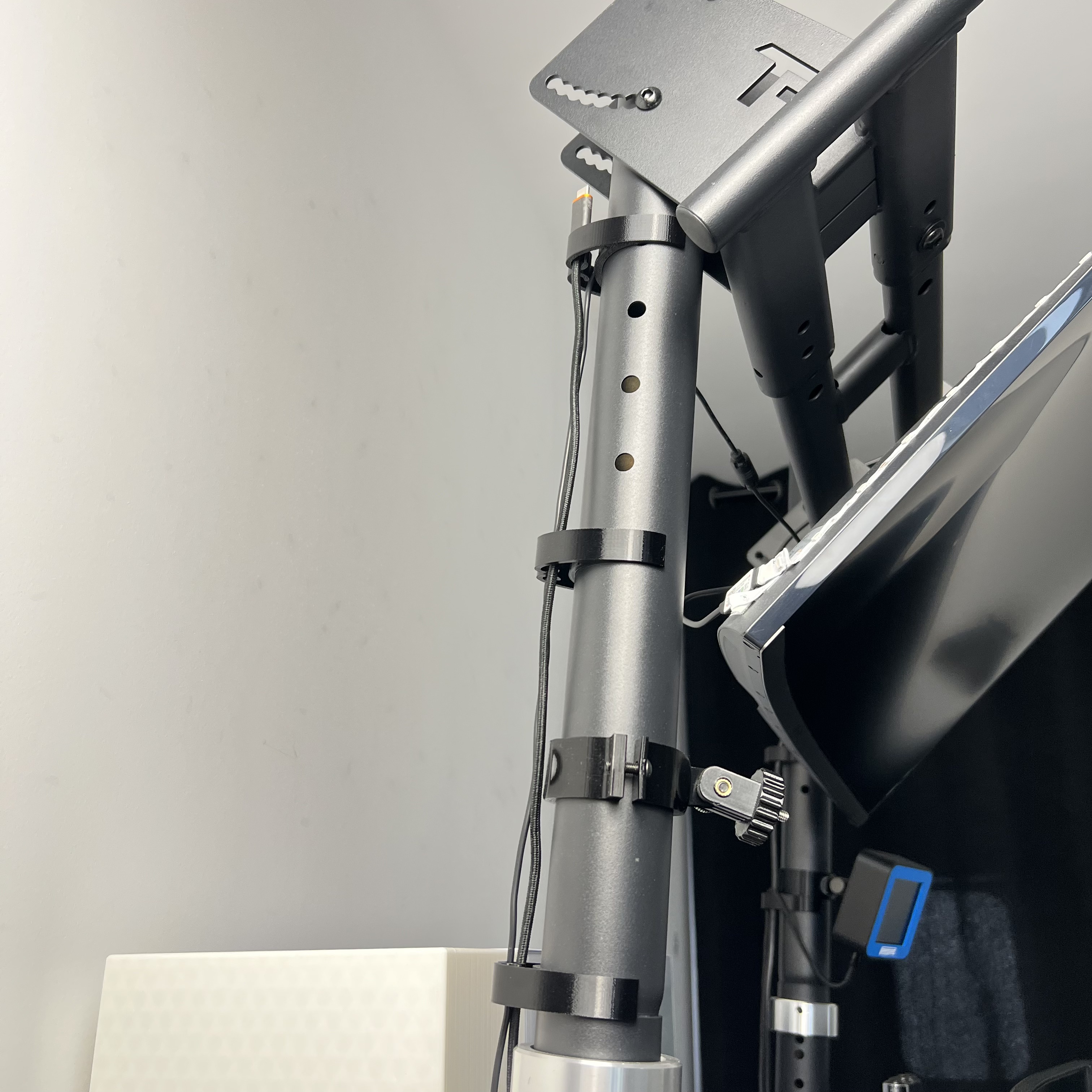 Clips Passe-câbles châssis OPLITE 