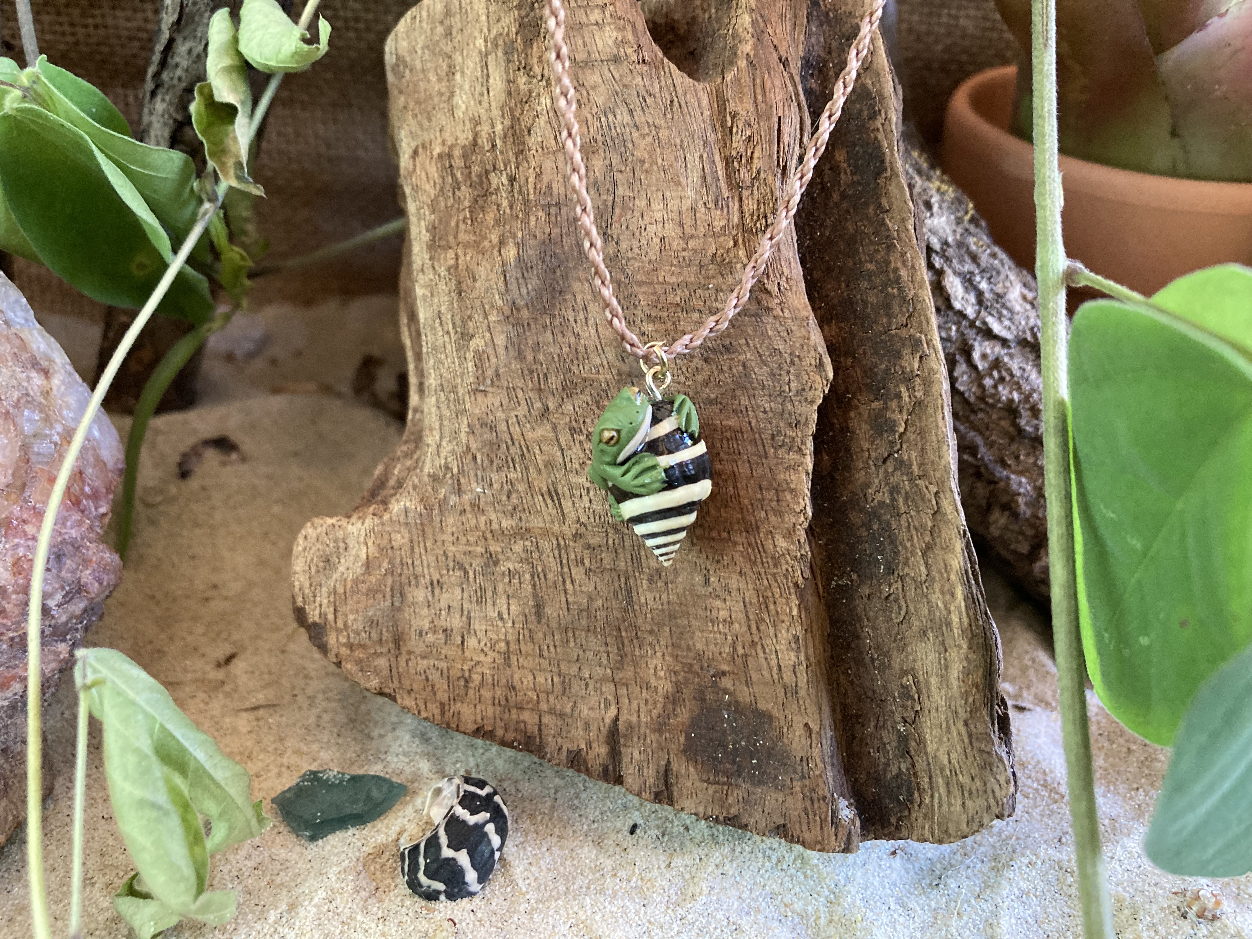 Frog on Stripe Shell Necklace