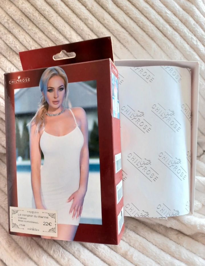 Robe courte blanche ou noire taille L 