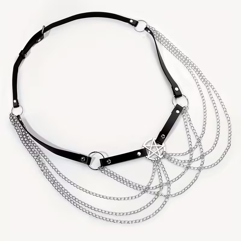 Arnés con cadenas y pentagrama