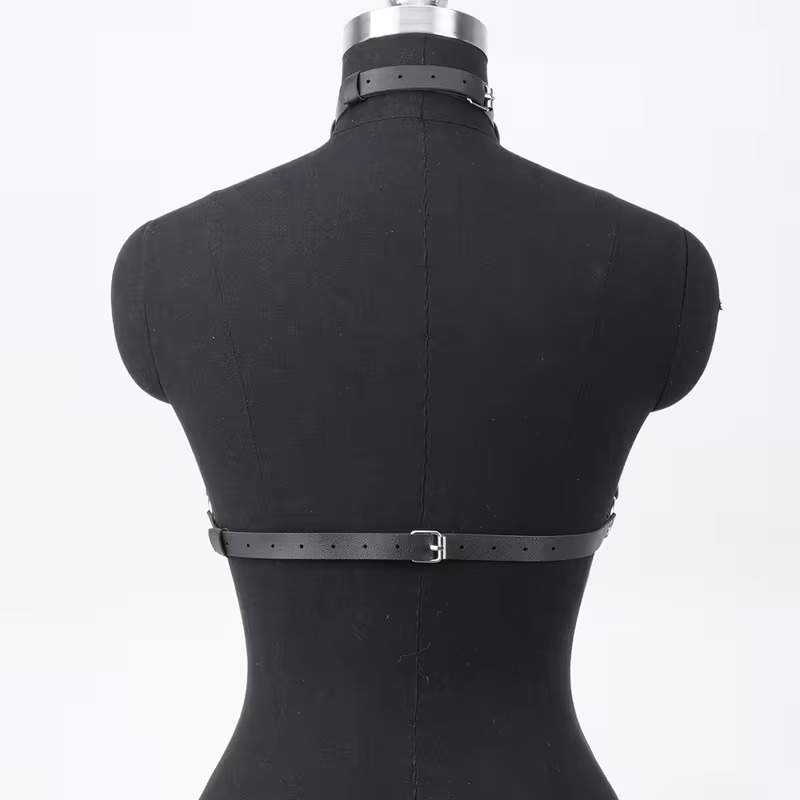Corpiño arnés de tiras de eco-cuero con argollas