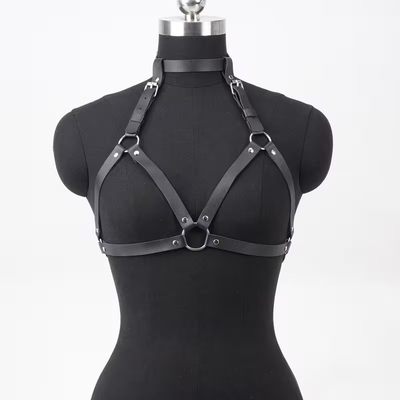 Corpiño arnés de tiras de eco-cuero con argollas