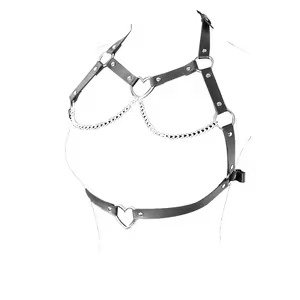 Arnés de pecho con cadenas, cuero y corazones