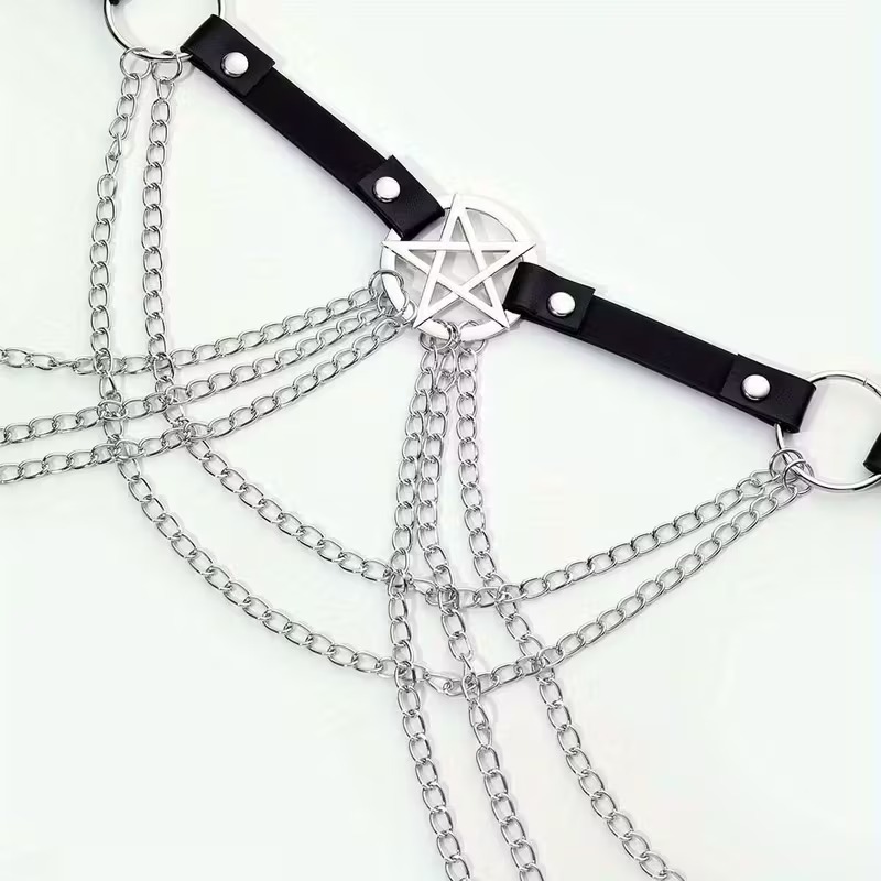 Arnés con cadenas y pentagrama