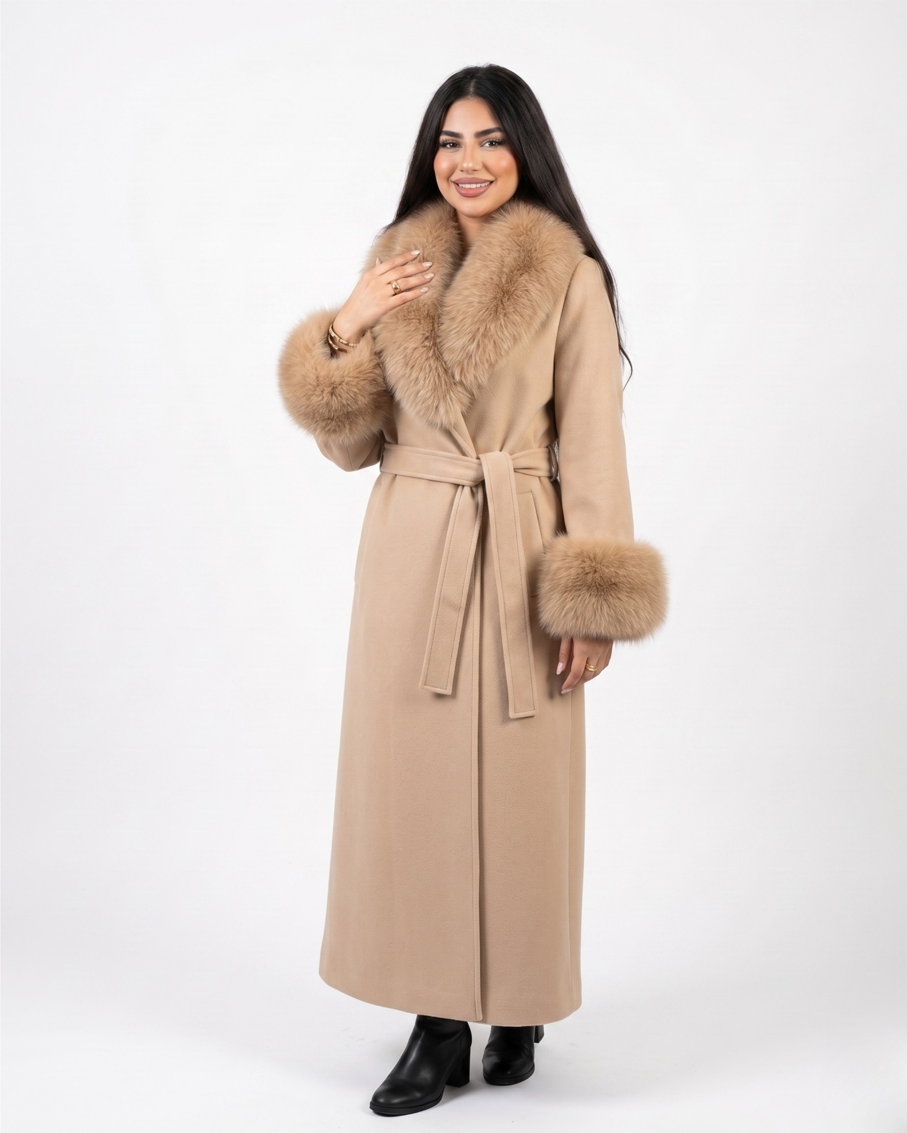 مانطو "الجوهرة" بالفرو الملكي – قمة الفخامة والتدفئة