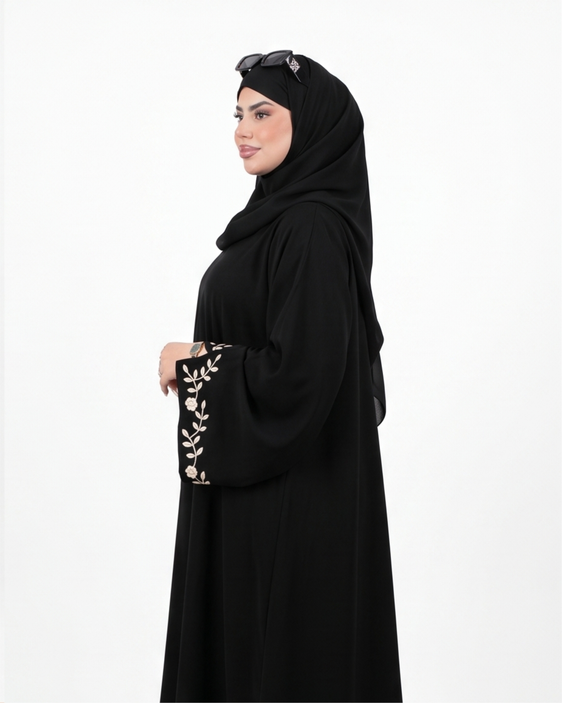عباية "نسمة" السوداء: فخامة بلمسة تطريز كلاسيكية!