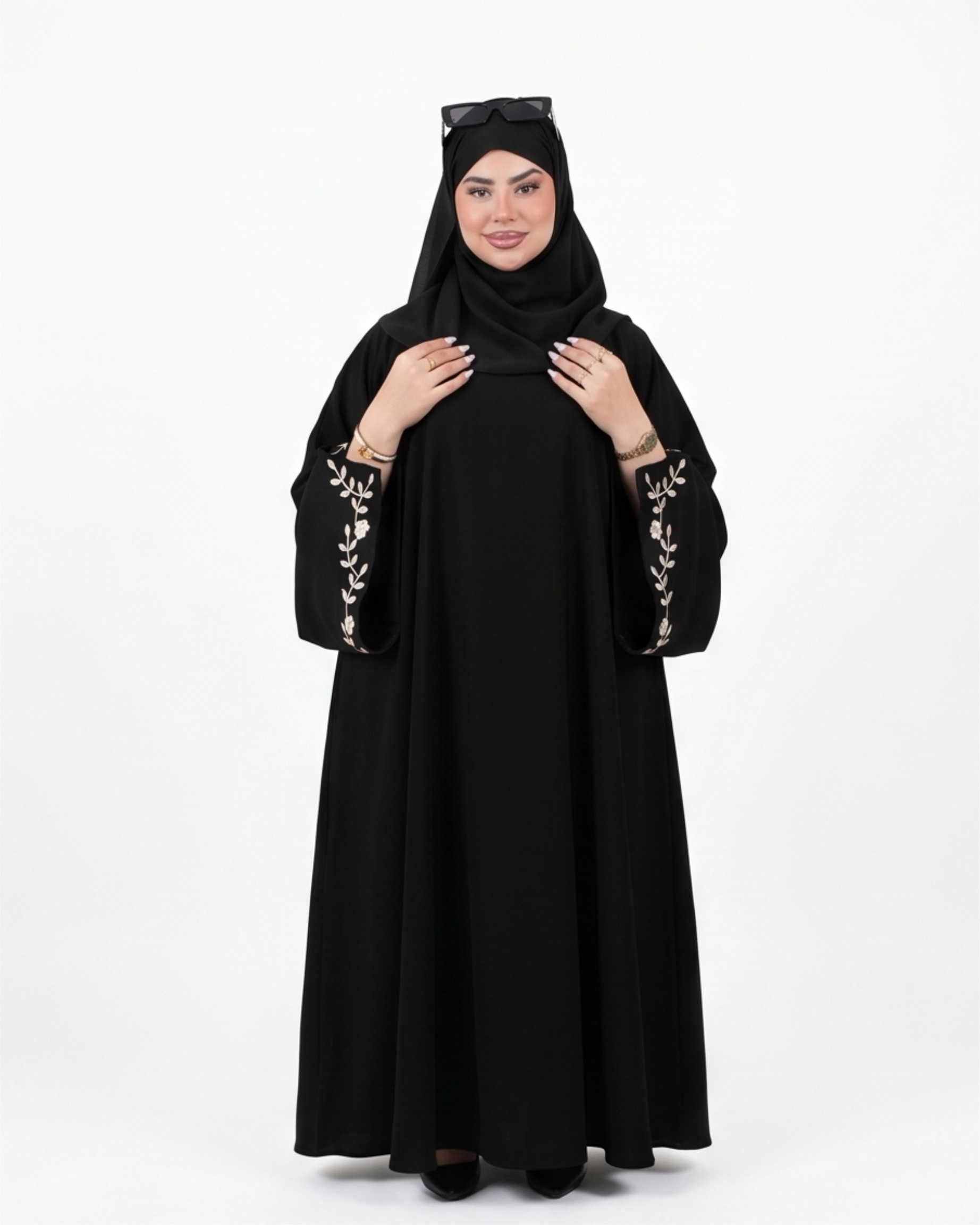 عباية "نسمة" السوداء: فخامة بلمسة تطريز كلاسيكية!