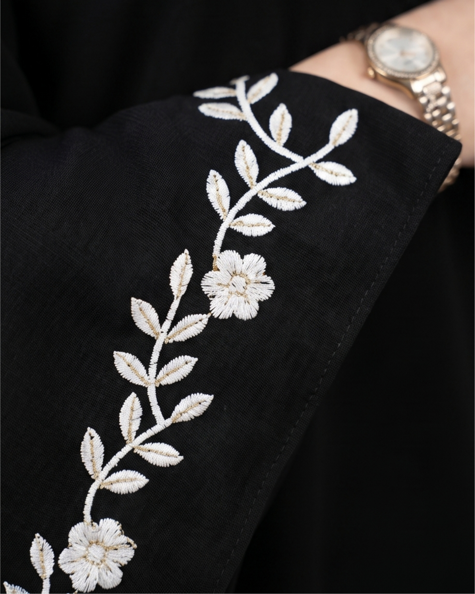 عباية "نسمة" السوداء: فخامة بلمسة تطريز كلاسيكية!