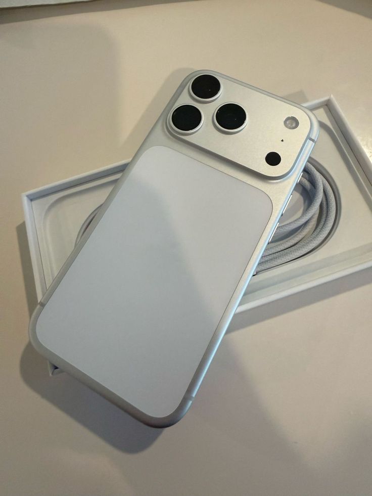 Smartphone with triple camera (iPhone 17 pro )