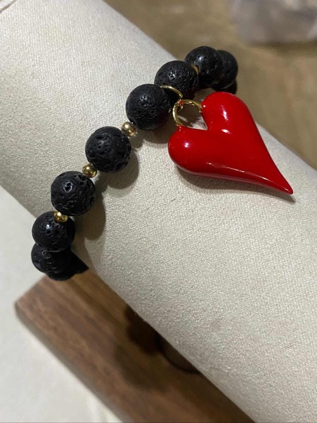 Pulsera Piedra Volcanica + Dije Rojo