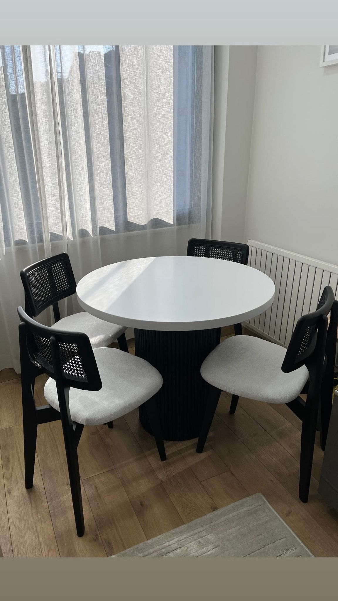 Yuvarlak masa ve sandalye takımı