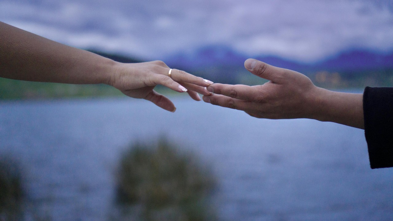 2. Kodėl vienas vis vejasi, o kitas tolsta?