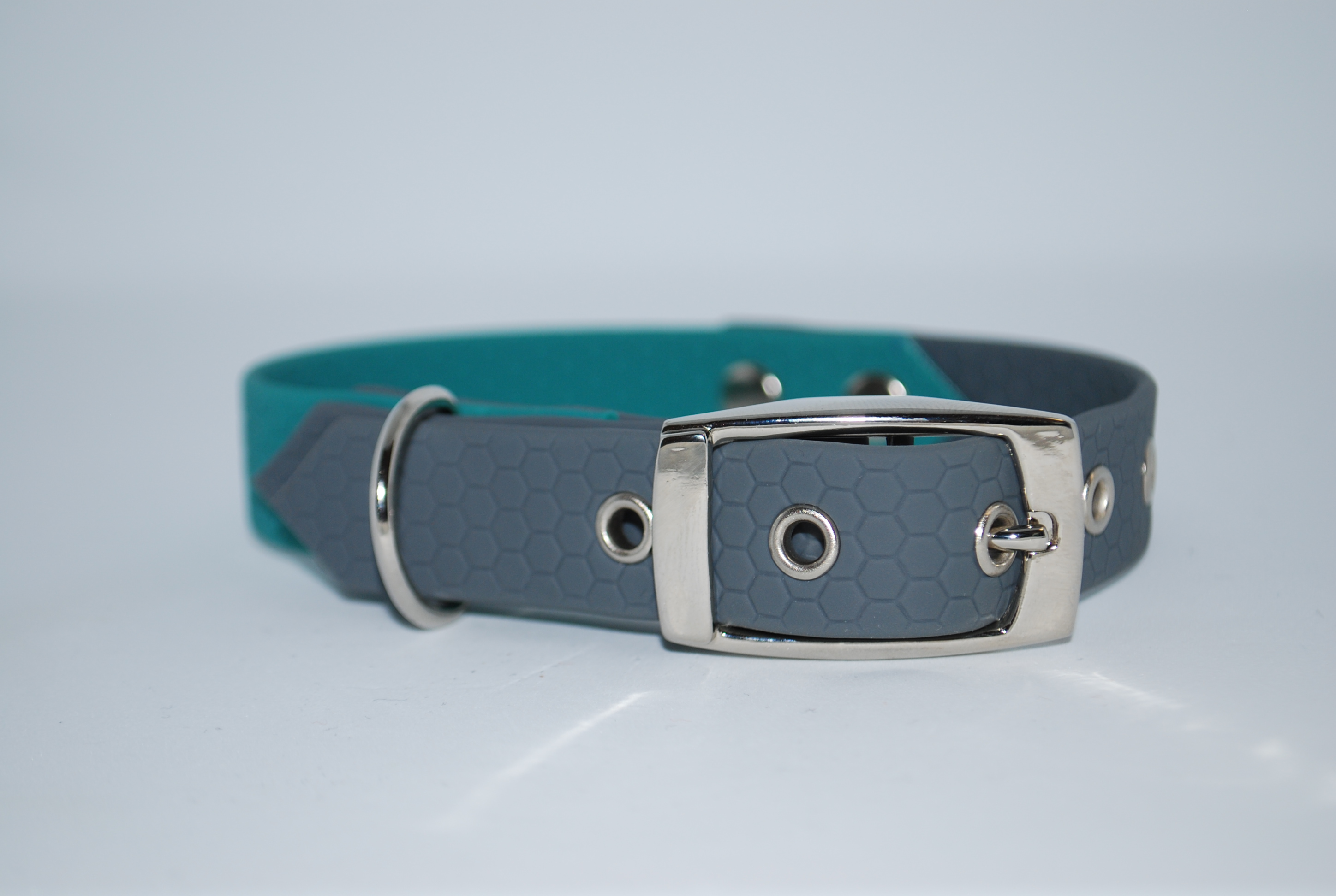 ,,Grey crayon green'' hexa antkaklis