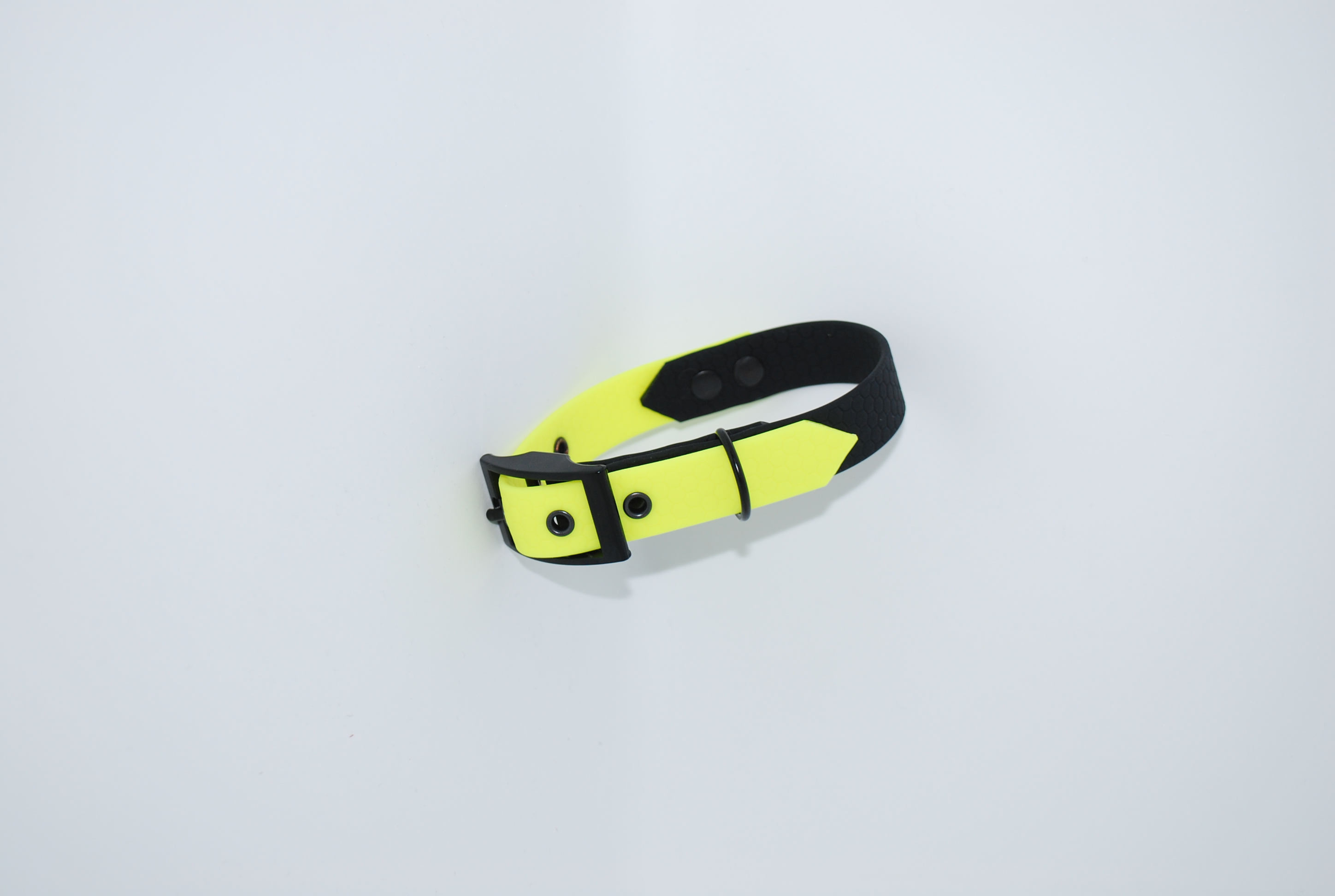 ,,Neon yellow black'' hexa antkaklis