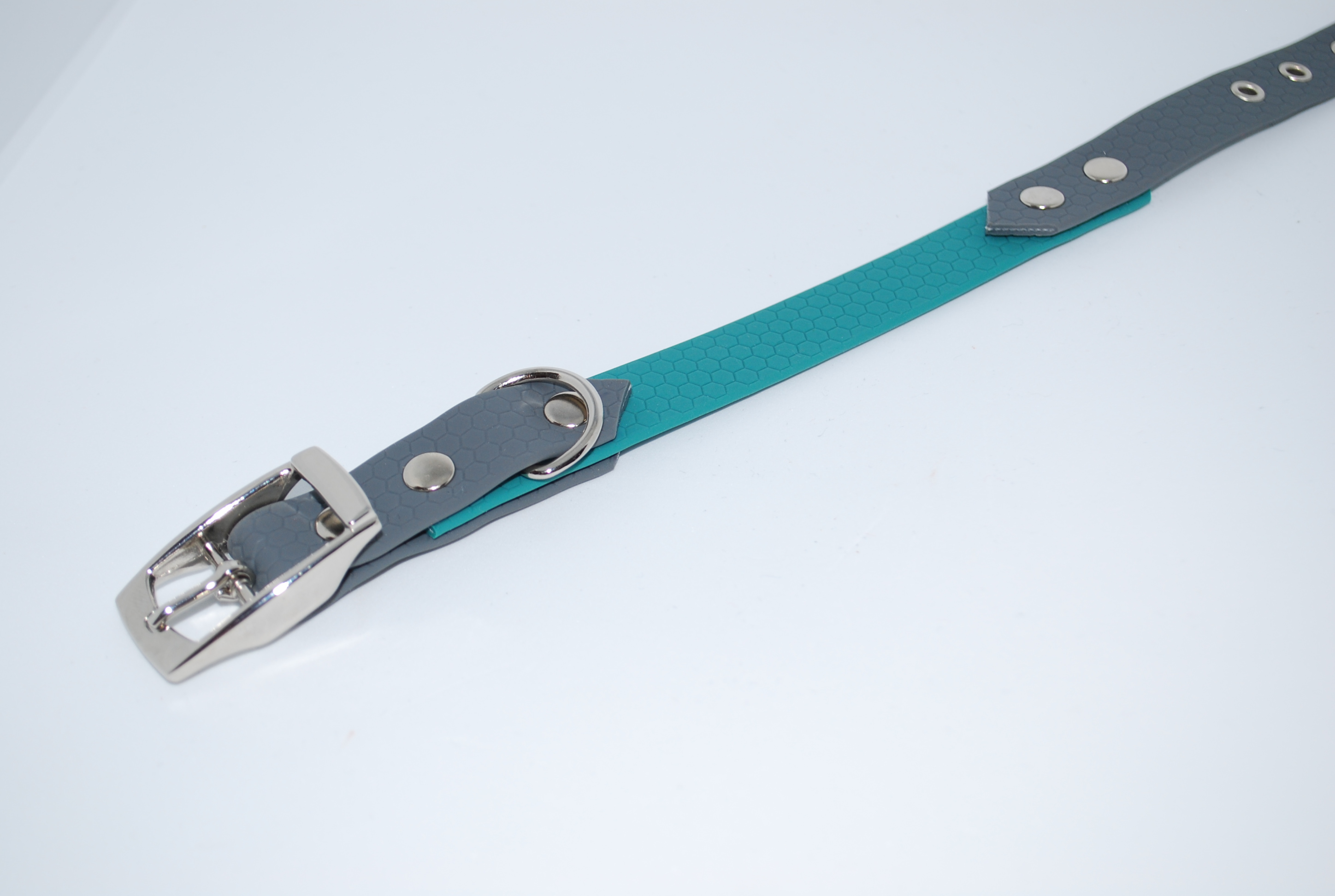 ,,Grey crayon green'' hexa antkaklis