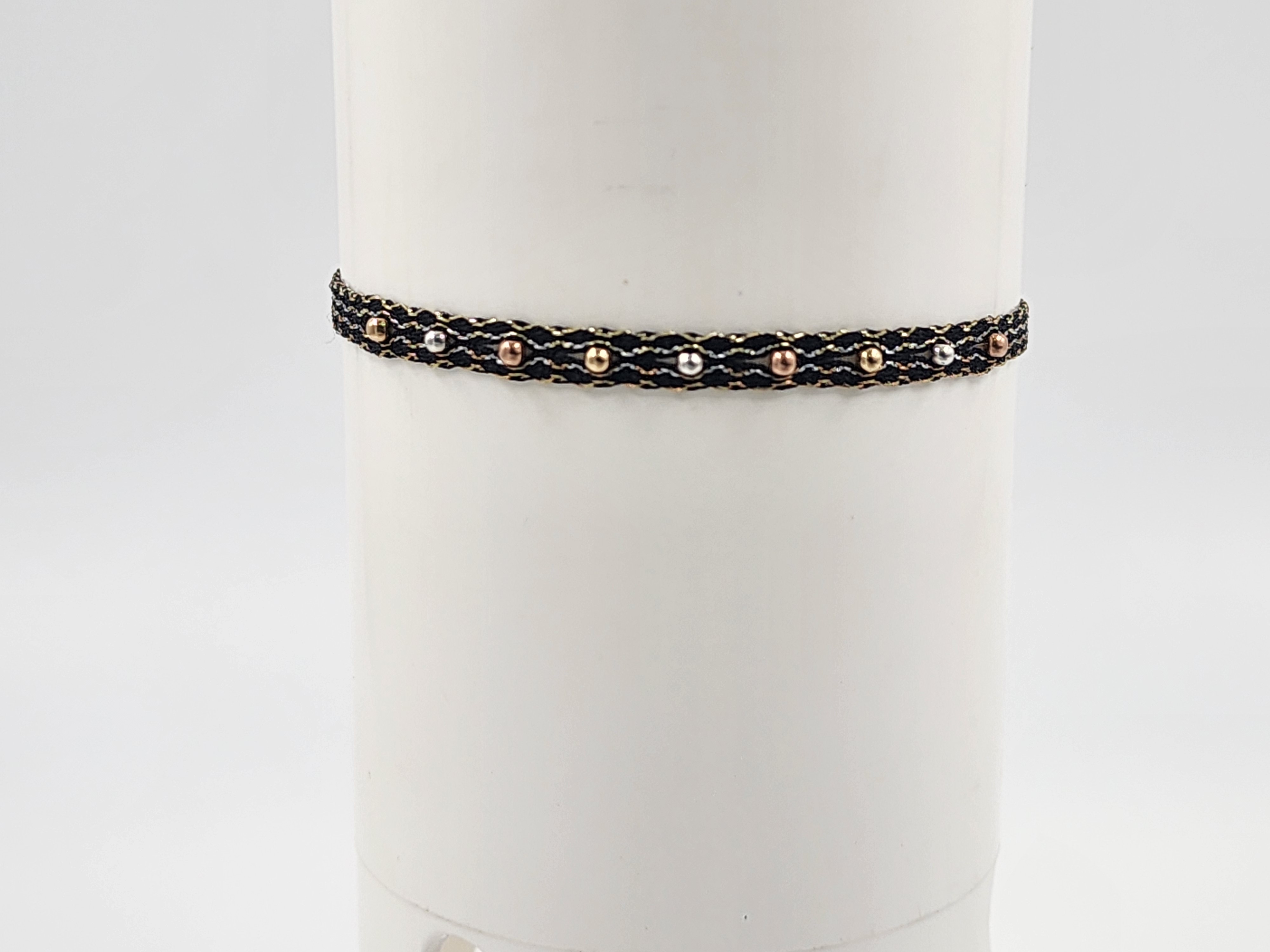Pulsera tejida con cuentas metálicas