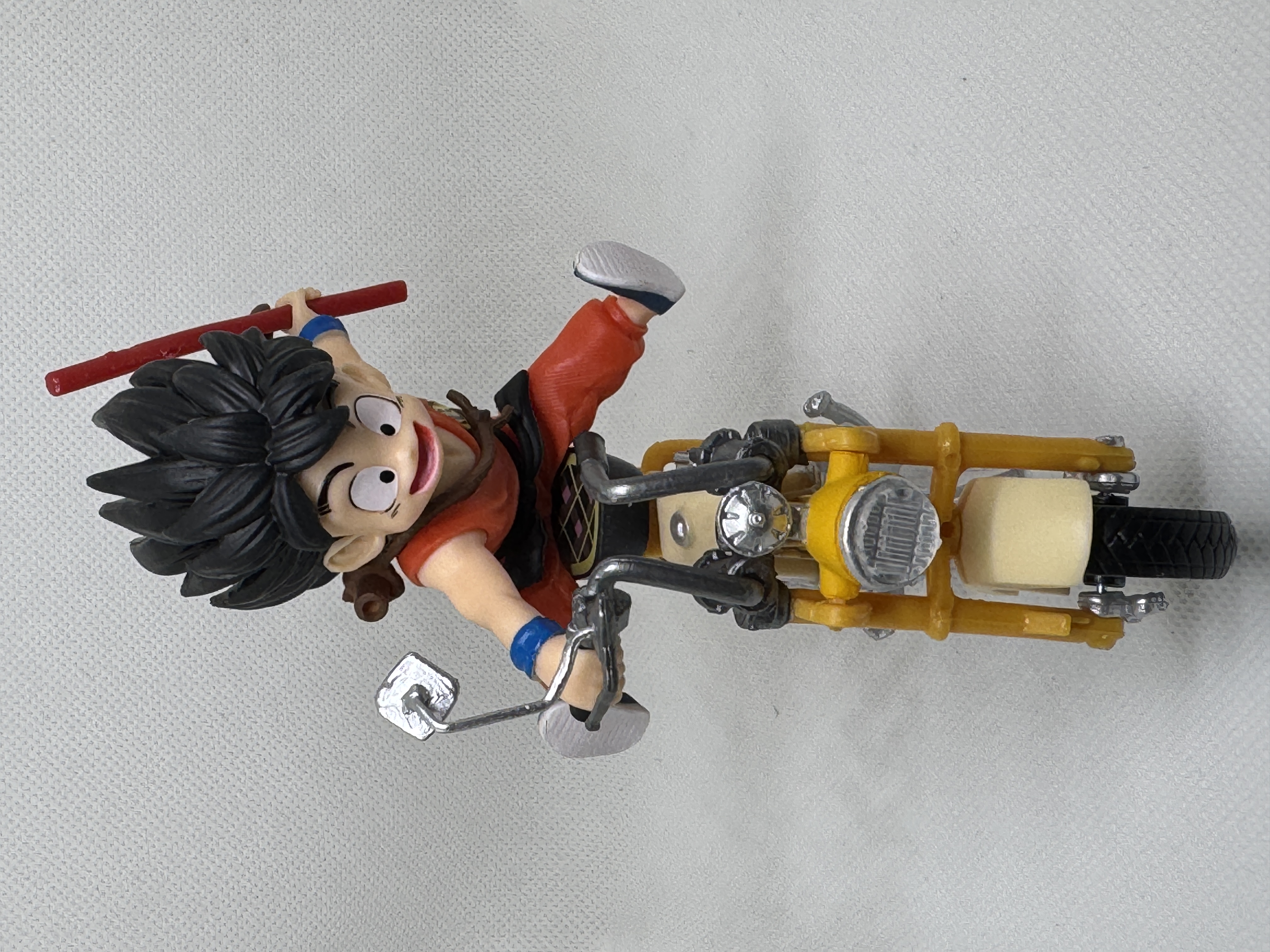 Figura de Goku en motocicleta