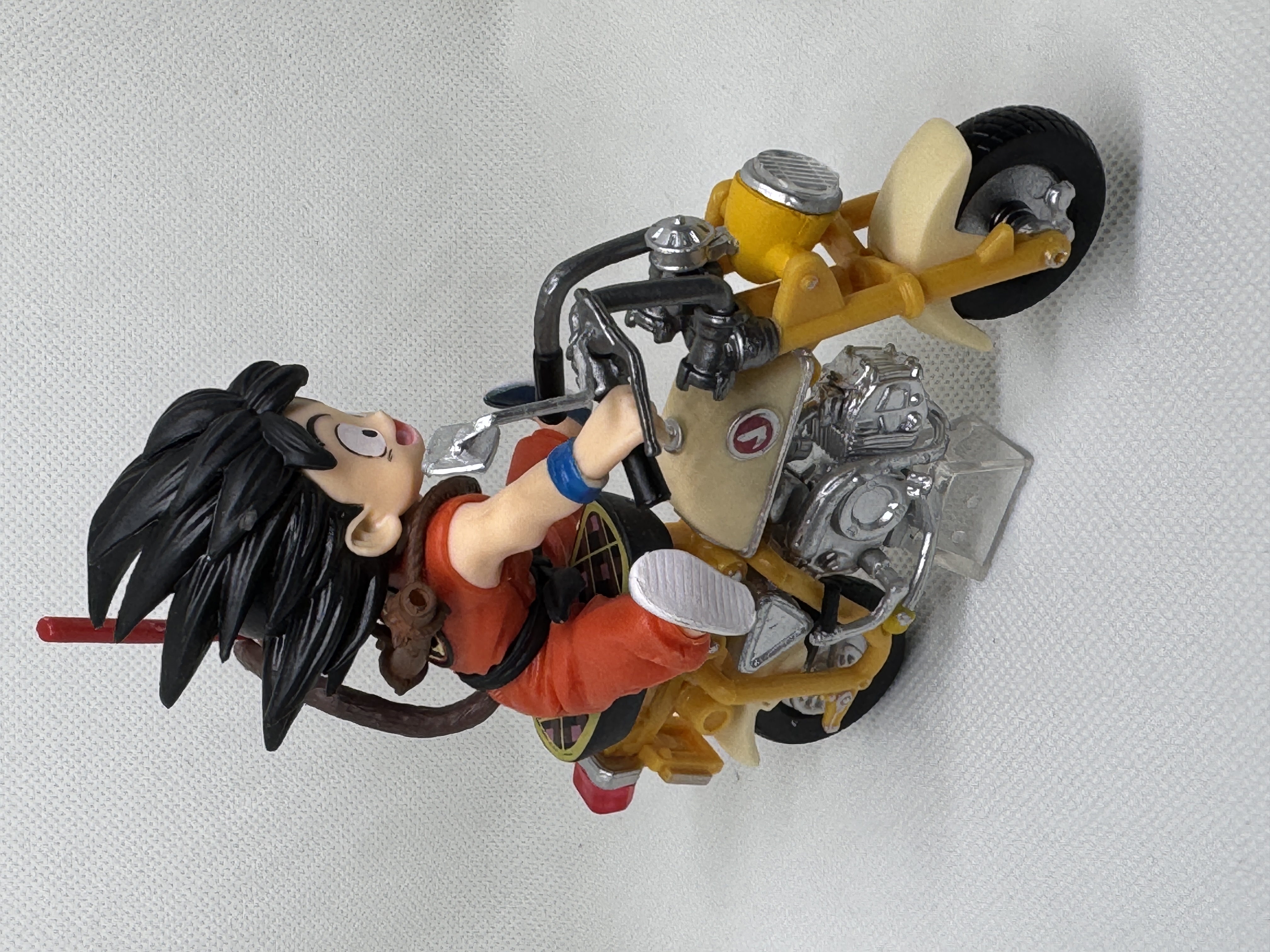 Figura de Goku en motocicleta