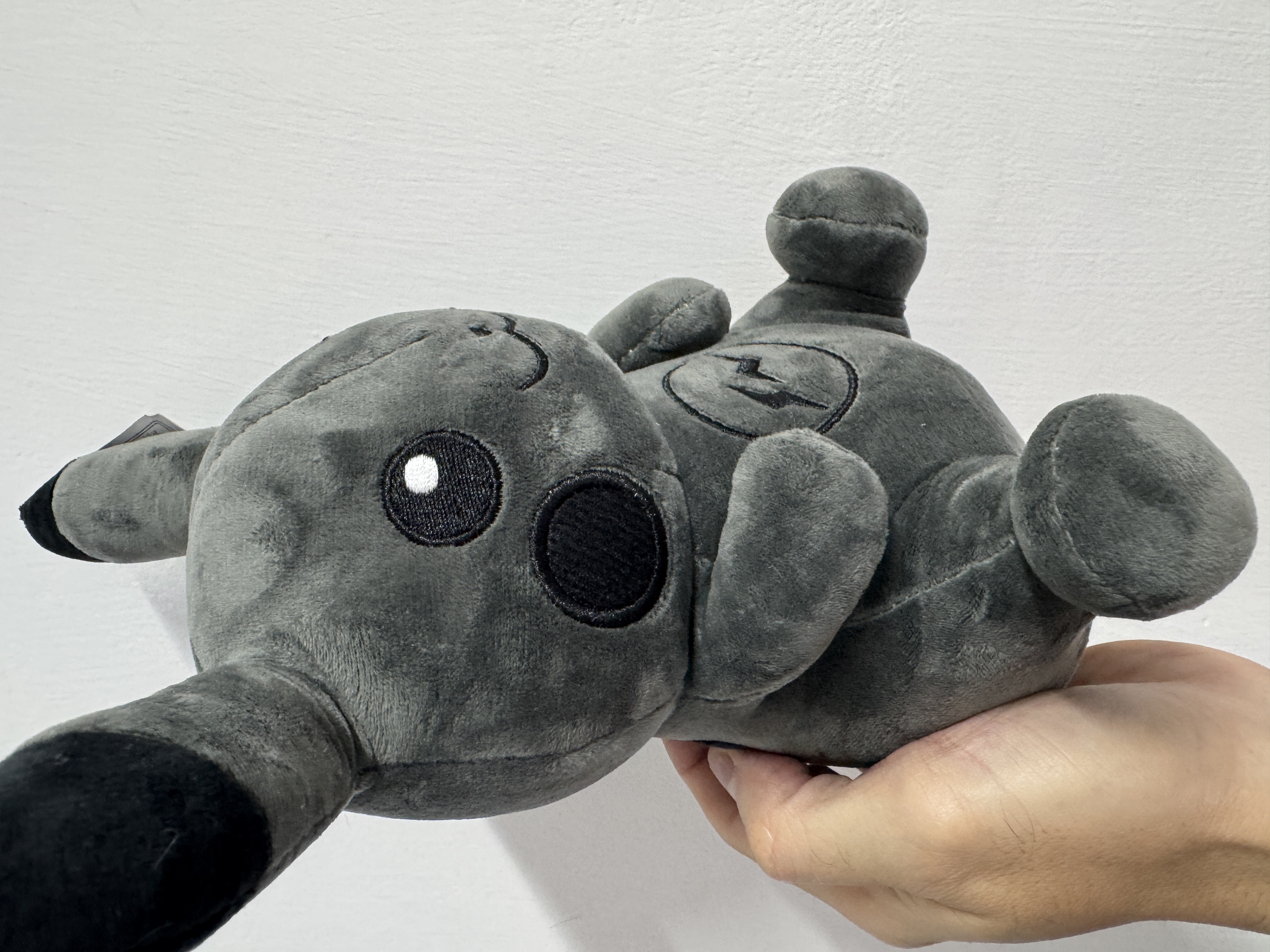 Peluche Pikachu oscuro edición Tokyo