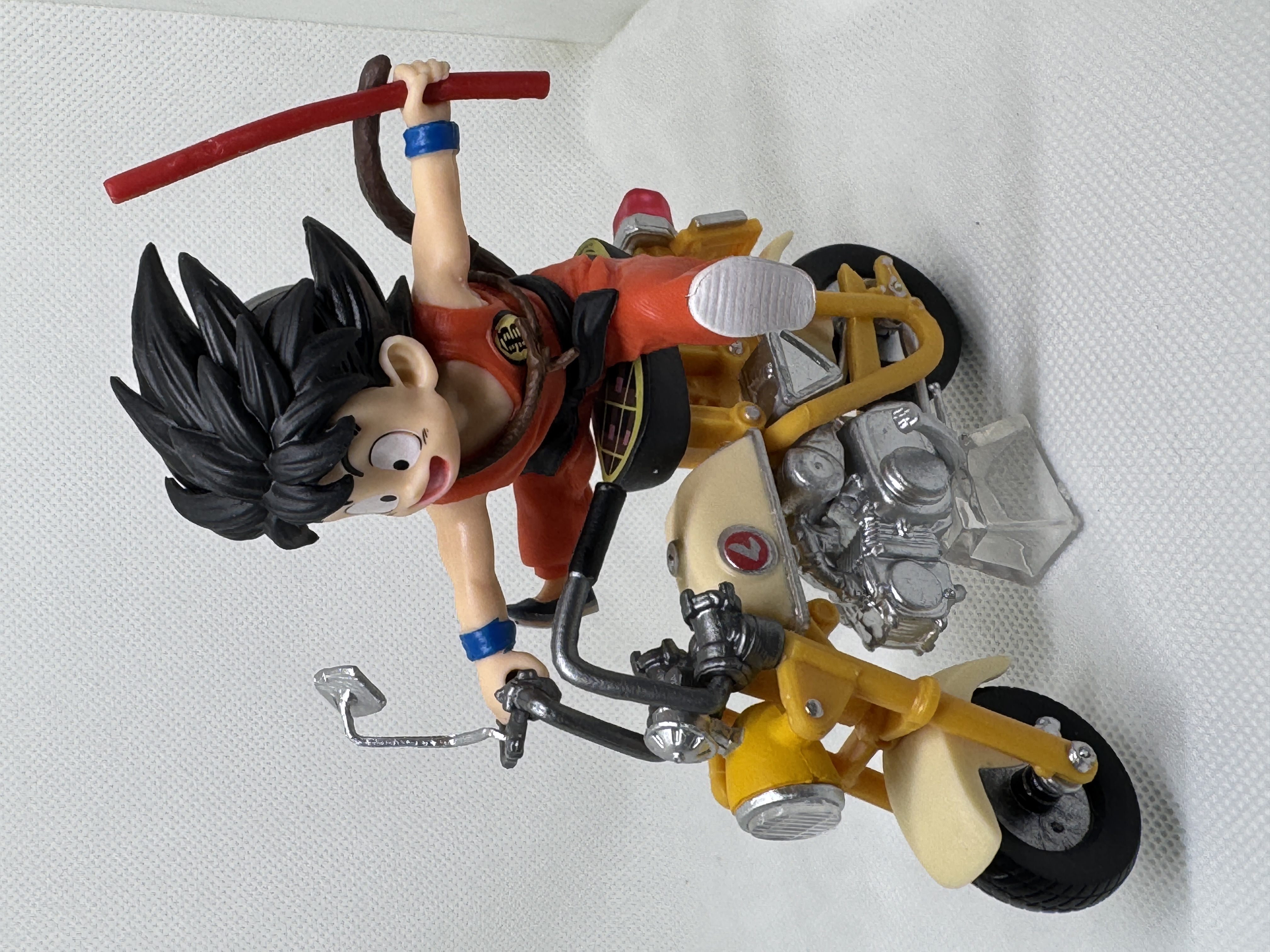 Figura de Goku en motocicleta