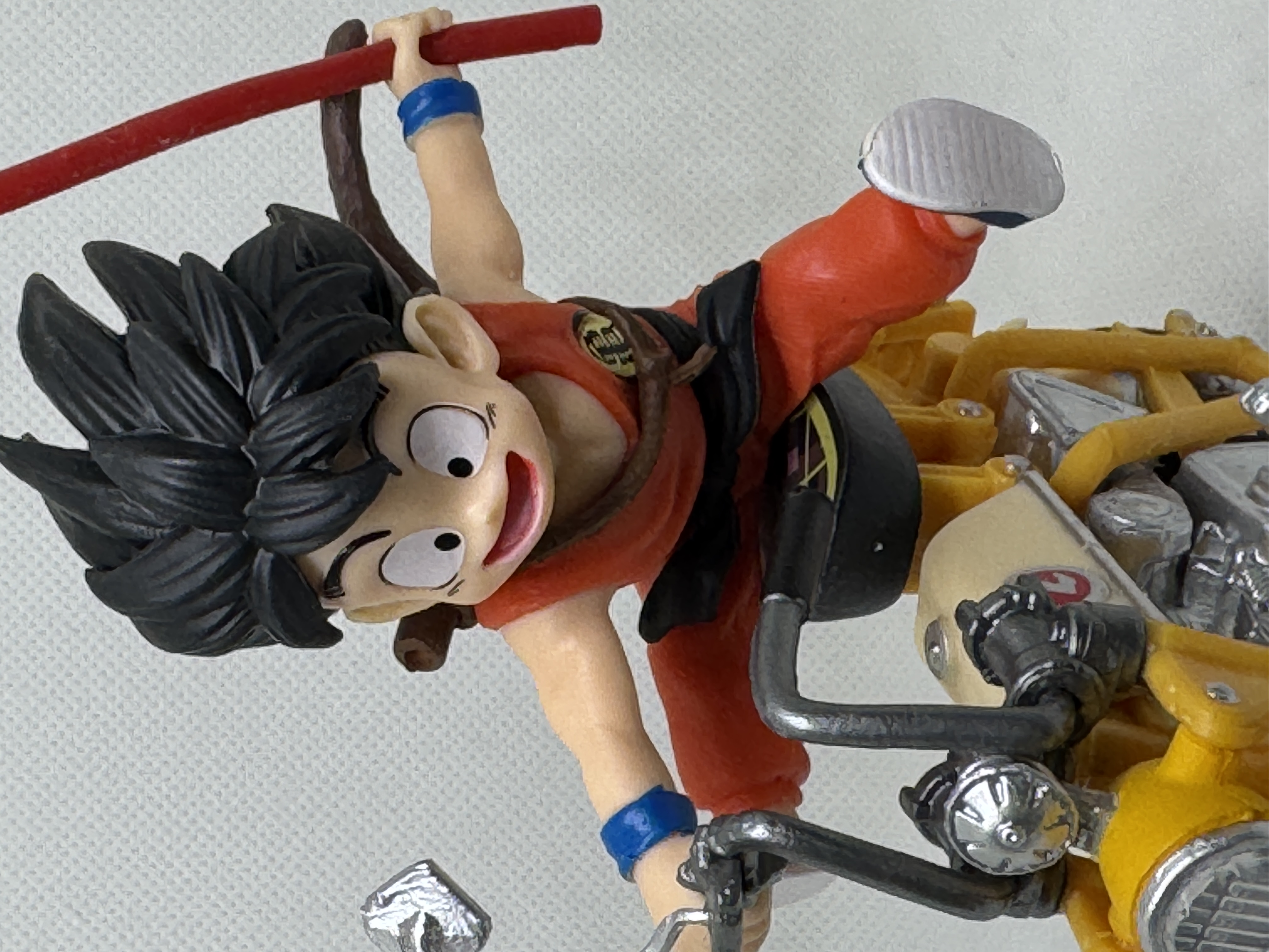 Figura de Goku en motocicleta