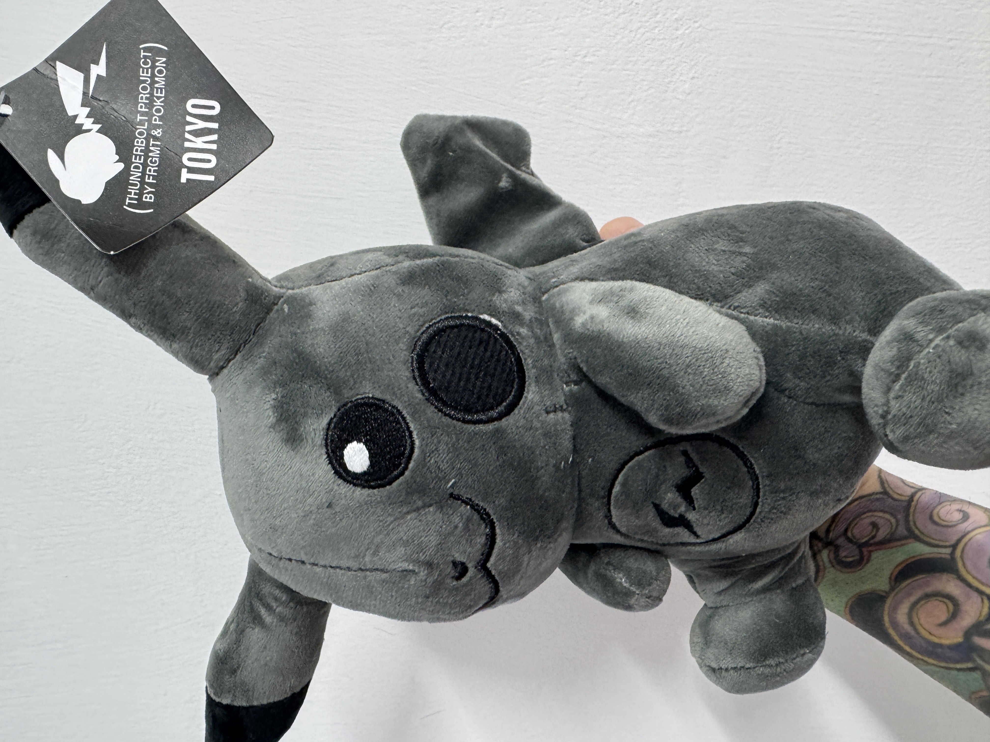 Peluche Pikachu oscuro edición Tokyo