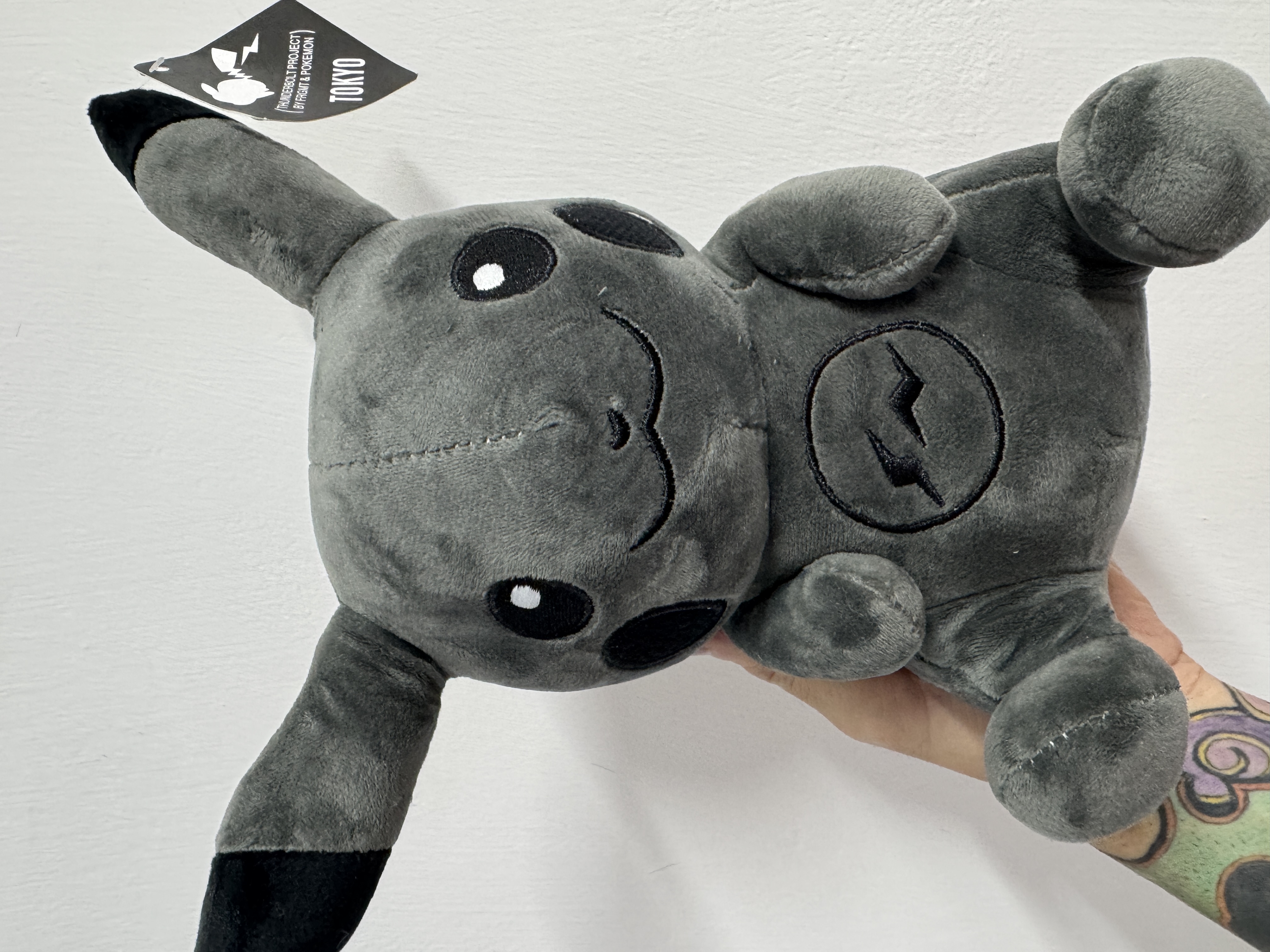 Peluche Pikachu oscuro edición Tokyo