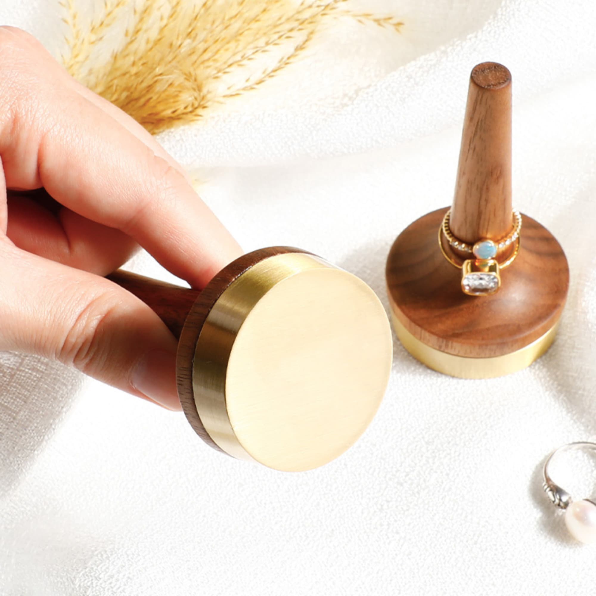 Présentoir à bagues en bois et laiton