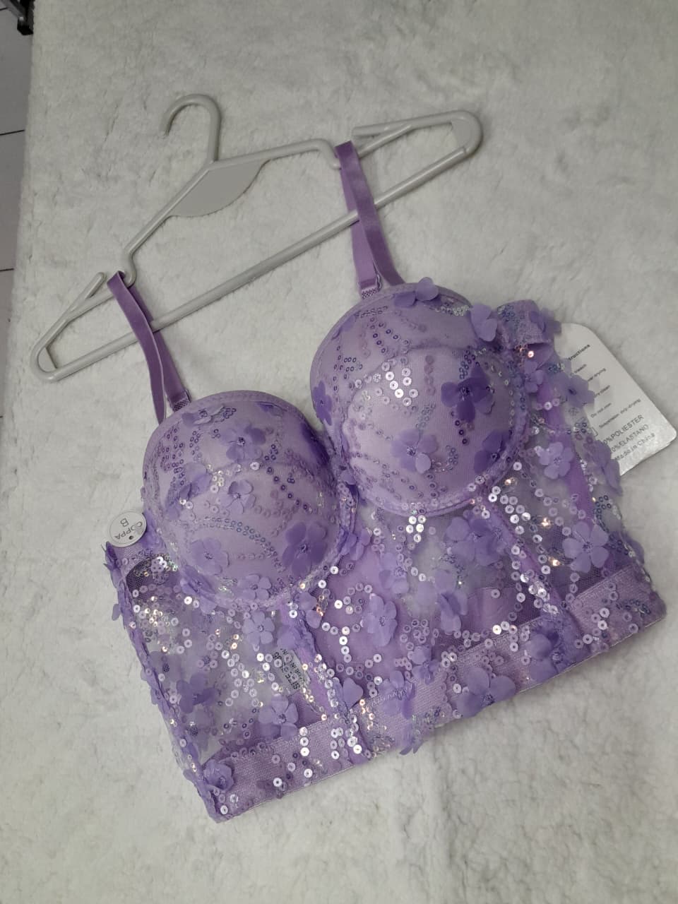 Top lila de encaje con lentejuelas