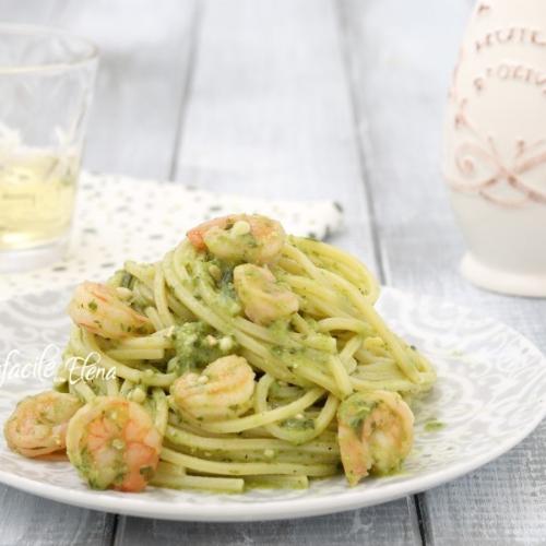 Pasta Pesto e gamberetti -  Pasta with béchamel sauce, basil, garlic, parmesan cheese, pine nuts, prawns