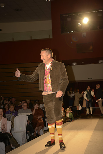 Se entregan editadas y  en impresion en papel tamaño 15x21