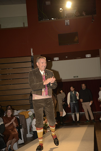 Se entregan editadas y  en impresion en papel tamaño 15x21