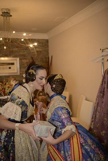 Se entregan editadas y  en impresion en papel tamaño 15x21