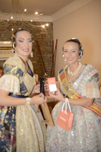 Se entregan editadas y  en impresion en papel tamaño 15x21