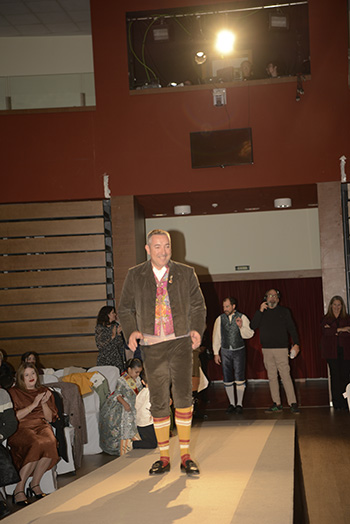 Se entregan editadas y  en impresion en papel tamaño 15x21