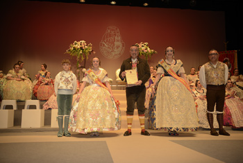 Se entregan editadas y  en impresion en papel tamaño 15x21