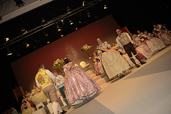 Se entregan editadas y  en impresion en papel tamaño 15x21