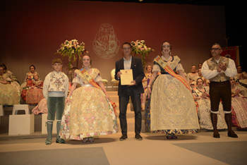 Se entregan editadas y  en impresion en papel tamaño 15x21