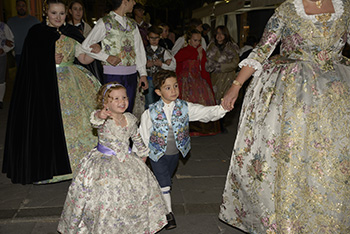 Se entregan editadas y  en impresion en papel tamaño 15x21