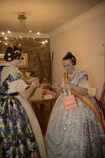 Se entregan editadas y  en impresion en papel tamaño 15x21