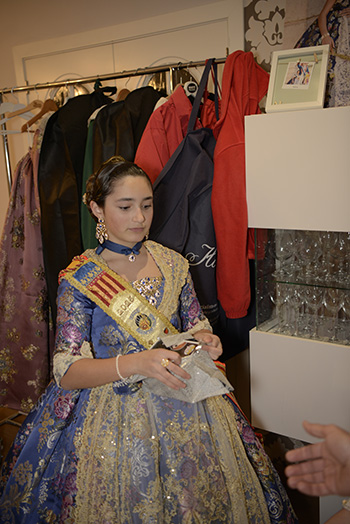 Se entregan editadas y  en impresion en papel tamaño 15x21