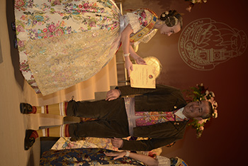 Se entregan editadas y  en impresion en papel tamaño 15x21