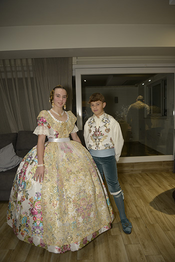 Se entregan editadas y  en impresion en papel tamaño 15x21