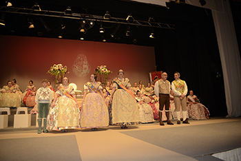 Se entregan editadas y  en impresion en papel tamaño 15x21